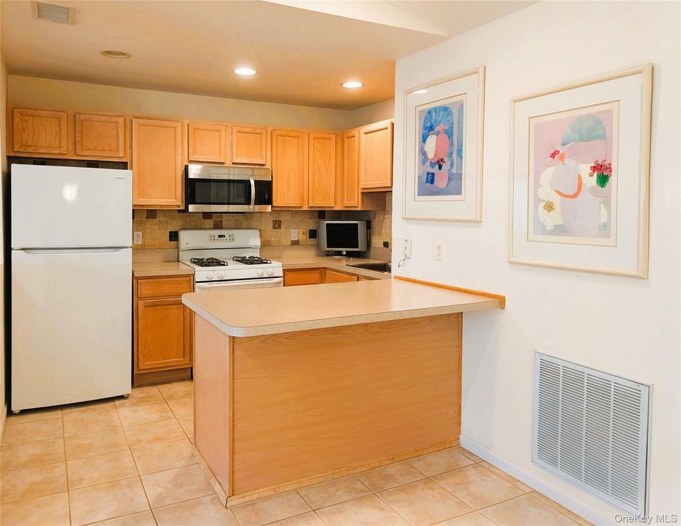 62 Morley Circle, Melville, NY 11747 — photo 3