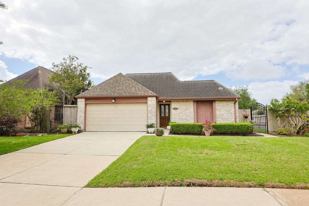 11835 Brook Meadows Lane, Meadows Place, TX 77477