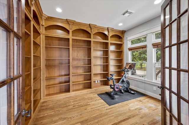 915 Oxford Street, Houston, TX 77008