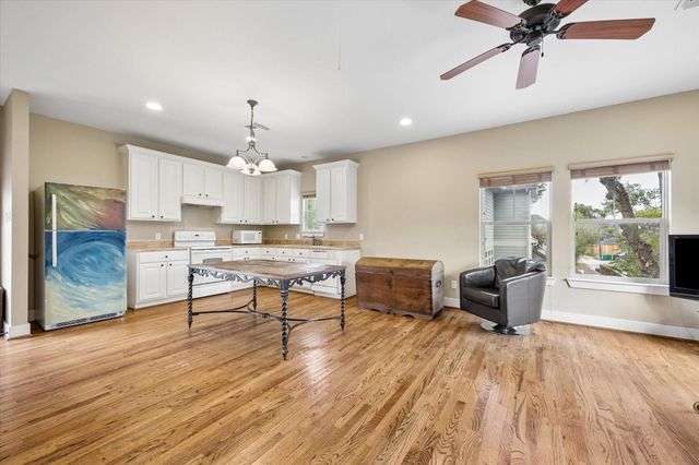 915 Oxford Street, Houston, TX 77008