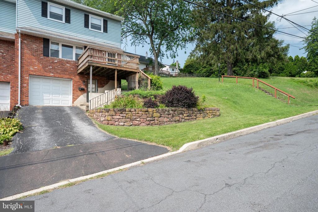 16 APPLE ST, Boyertown, PA 19512