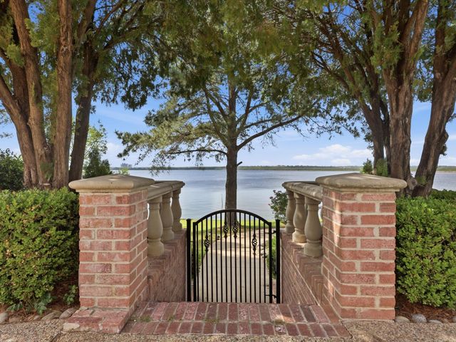 5815 Bay Club Drive, Arlington, TX 76013