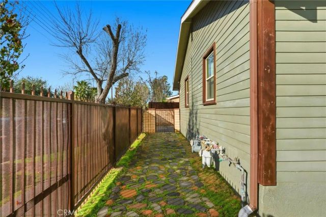 21511 Bassett St. & 6903 Alabama Ave., Canoga Park, CA 91303