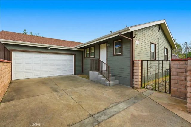 21511 Bassett St. & 6903 Alabama Ave., Canoga Park, CA 91303