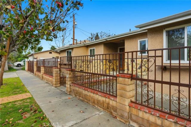 21511 Bassett St. & 6903 Alabama Ave., Canoga Park, CA 91303