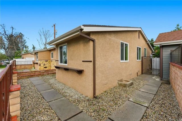 21511 Bassett St. & 6903 Alabama Ave., Canoga Park, CA 91303