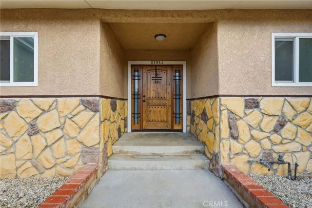 21511 Bassett St. & 6903 Alabama Ave., Canoga Park, CA 91303