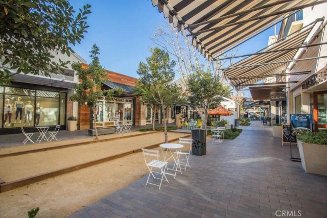 21511 Bassett St. & 6903 Alabama Ave., Canoga Park, CA 91303