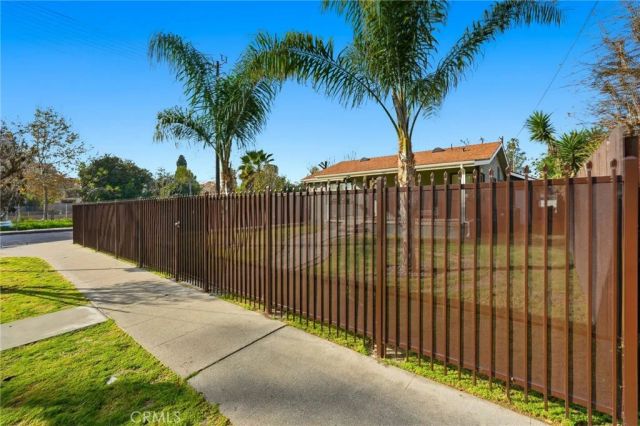 21511 Bassett St. & 6903 Alabama Ave., Canoga Park, CA 91303