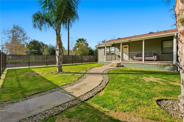 21511 Bassett St. & 6903 Alabama Ave., Canoga Park, CA 91303