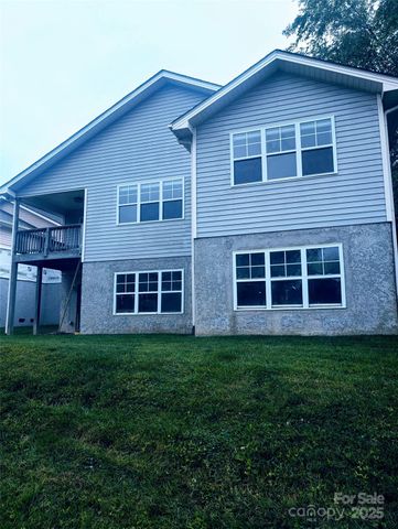 158 Clear Creekside Drive, Hendersonville, NC 28792