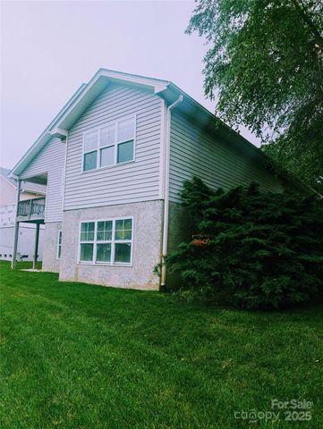 158 Clear Creekside Drive, Hendersonville, NC 28792