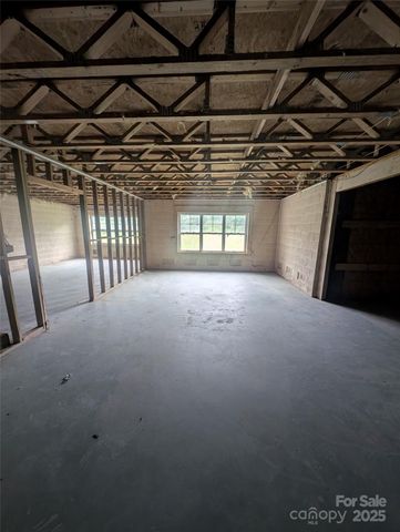 158 Clear Creekside Drive, Hendersonville, NC 28792
