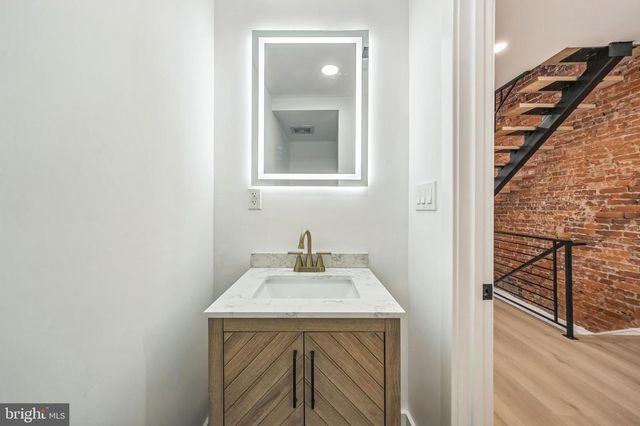 2424 S ISEMINGER ST, Philadelphia, PA 19148