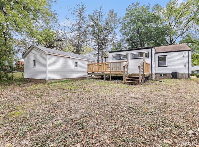 9807 Eastdell Dr, St Louis, MO 63136
