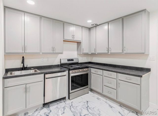 9807 Eastdell Dr, St Louis, MO 63136