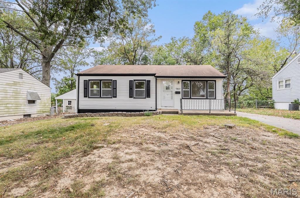9807 Eastdell Dr, St Louis, MO 63136