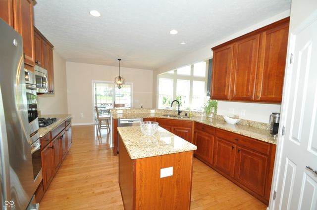 4620 Pebblepointe Pass, Zionsville, IN 46077