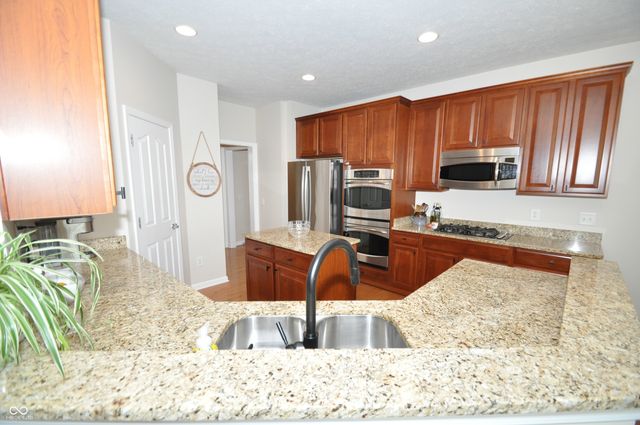 4620 Pebblepointe Pass, Zionsville, IN 46077