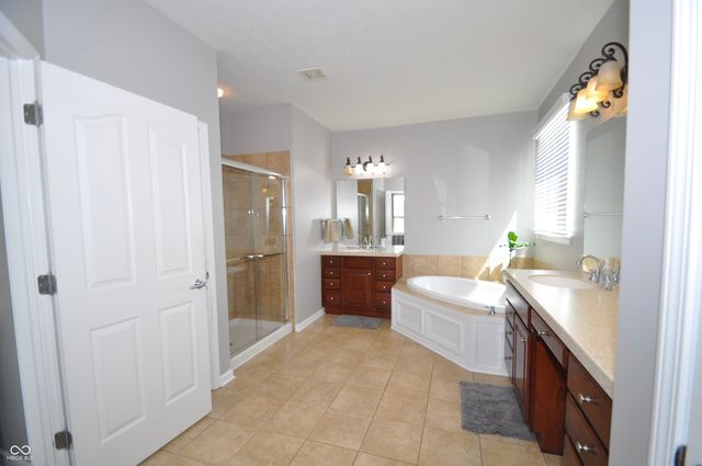 4620 Pebblepointe Pass, Zionsville, IN 46077