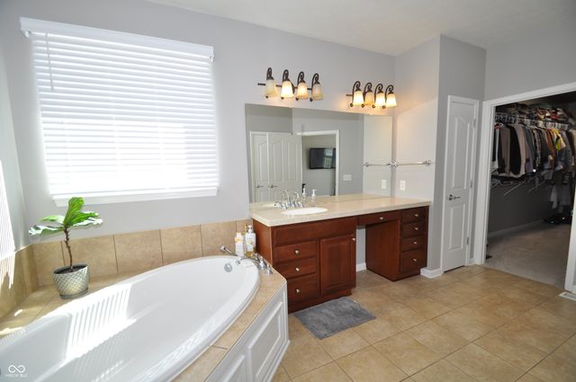4620 Pebblepointe Pass, Zionsville, IN 46077