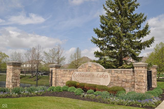 4620 Pebblepointe Pass, Zionsville, IN 46077