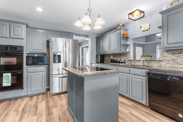 3881 Fm 815, Leonard, TX 75452