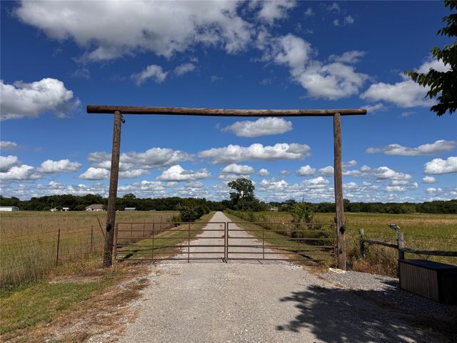 3881 Fm 815, Leonard, TX 75452