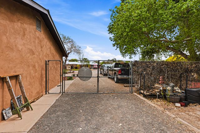 6109 Alvis Circle SW, Albuquerque, NM 87105