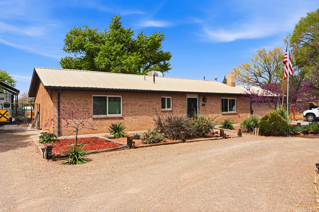 6109 Alvis Circle SW, Albuquerque, NM 87105
