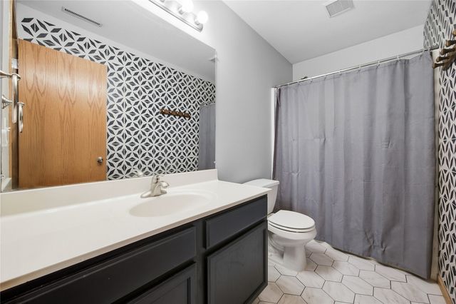 1372 Woolridge Dr, Coralville, IA 52241