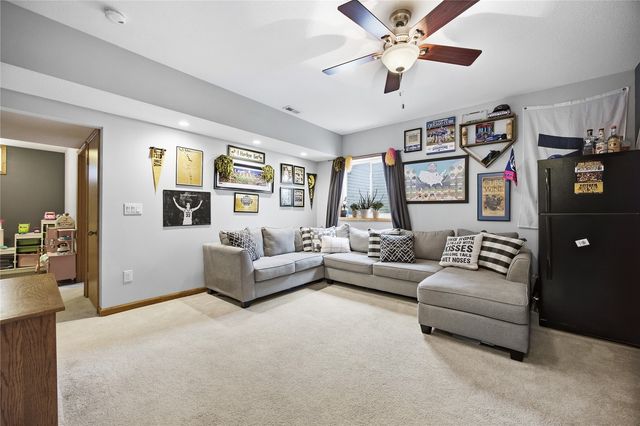1372 Woolridge Dr, Coralville, IA 52241