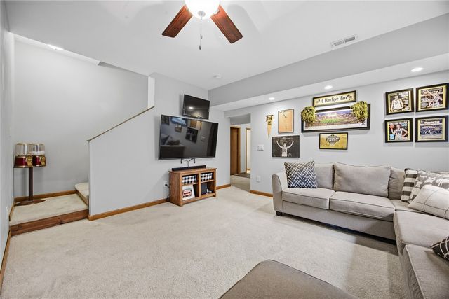 1372 Woolridge Dr, Coralville, IA 52241