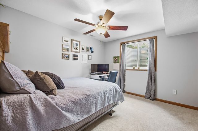1372 Woolridge Dr, Coralville, IA 52241