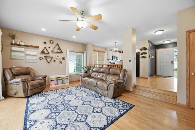 1372 Woolridge Dr, Coralville, IA 52241