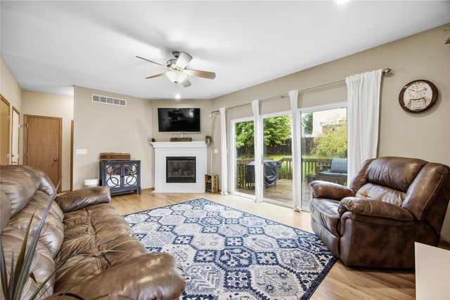 1372 Woolridge Dr, Coralville, IA 52241