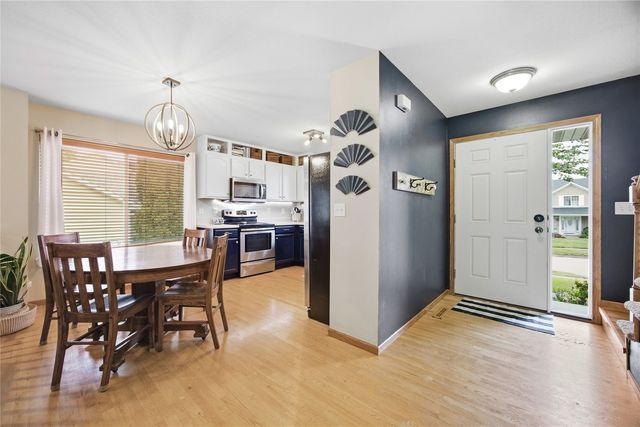 1372 Woolridge Dr, Coralville, IA 52241