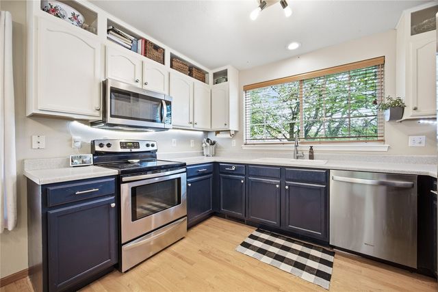 1372 Woolridge Dr, Coralville, IA 52241