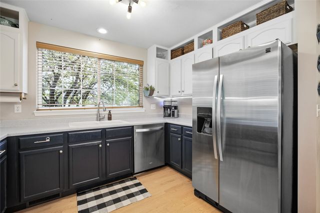 1372 Woolridge Dr, Coralville, IA 52241
