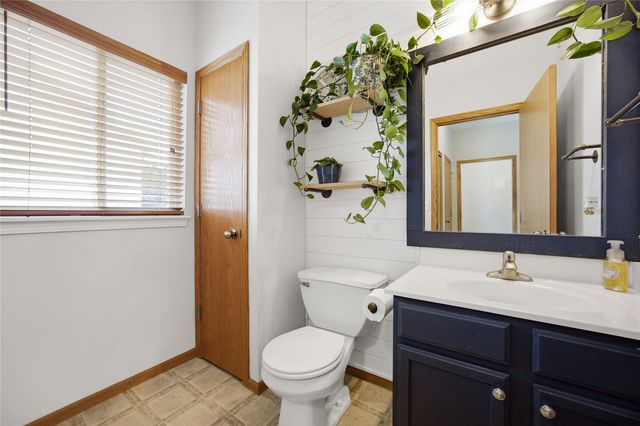 1372 Woolridge Dr, Coralville, IA 52241