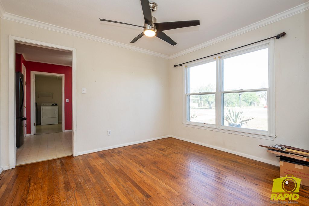 Image 10 of property listing at 925 W Avenue M, San Angelo, TX 76901