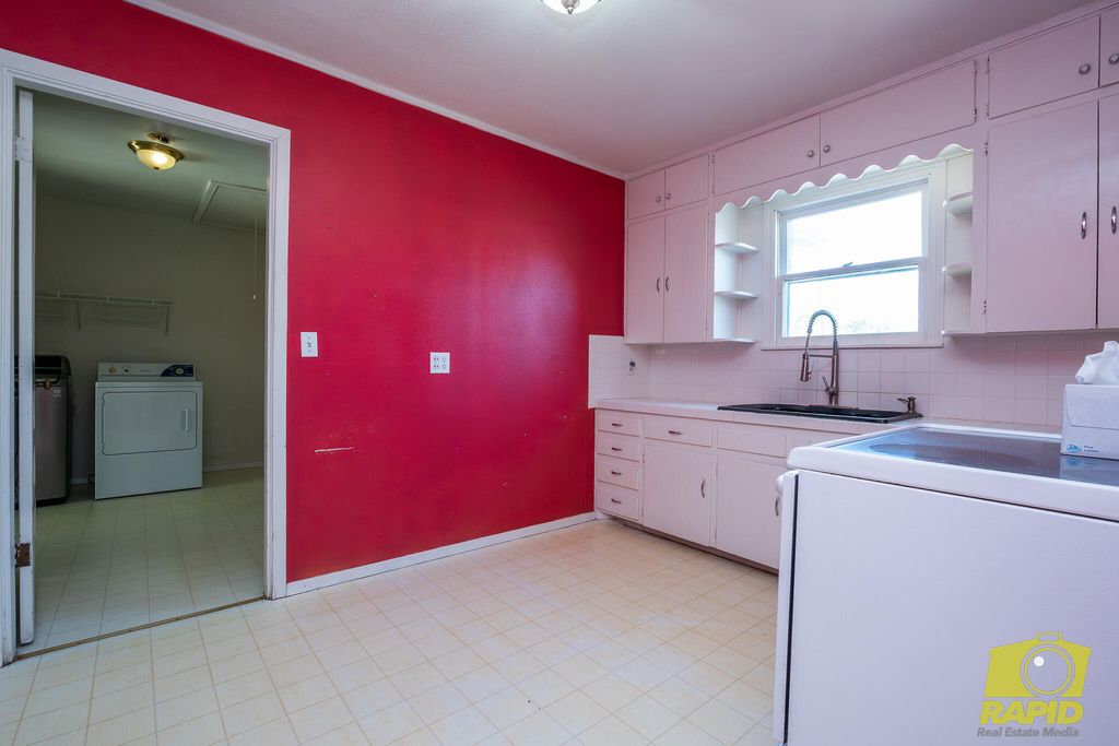 Image 12 of property listing at 925 W Avenue M, San Angelo, TX 76901