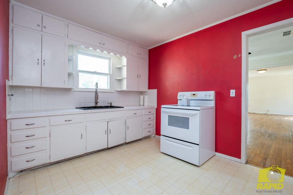 Image 13 of property listing at 925 W Avenue M, San Angelo, TX 76901