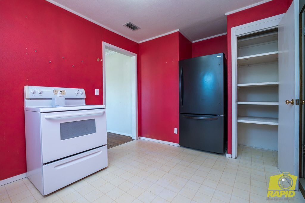 Image 14 of property listing at 925 W Avenue M, San Angelo, TX 76901