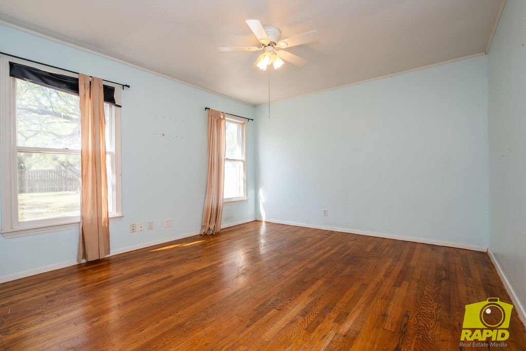 Image 16 of property listing at 925 W Avenue M, San Angelo, TX 76901