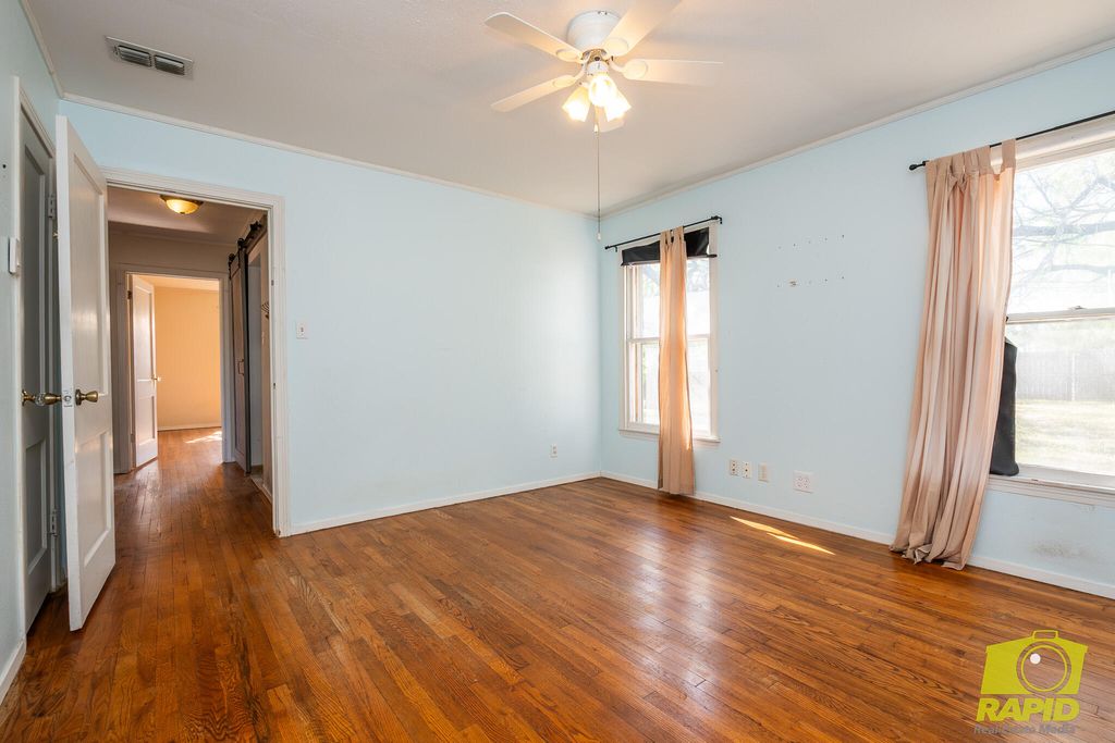 Image 17 of property listing at 925 W Avenue M, San Angelo, TX 76901