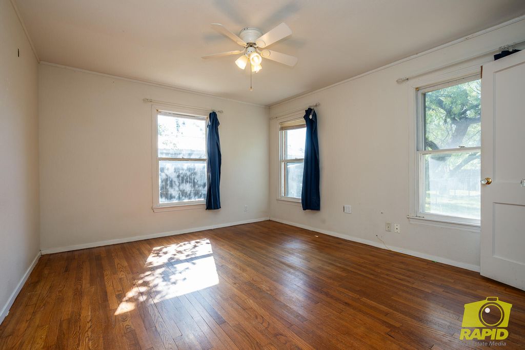 Image 19 of property listing at 925 W Avenue M, San Angelo, TX 76901