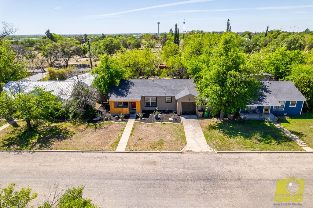 Image 2 of property listing at 925 W Avenue M, San Angelo, TX 76901