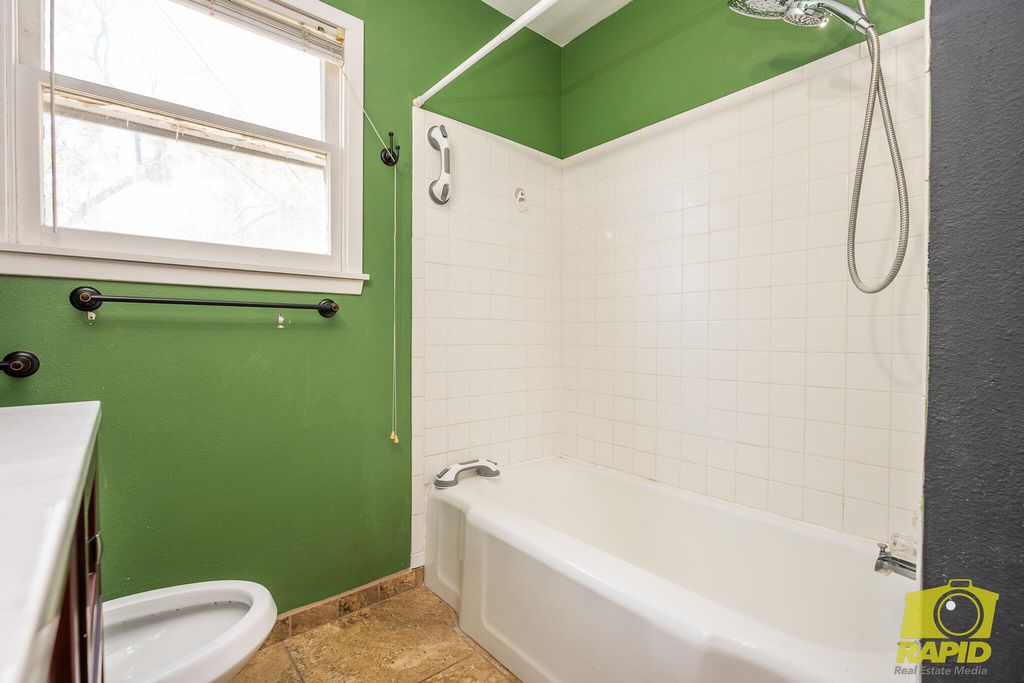 Image 22 of property listing at 925 W Avenue M, San Angelo, TX 76901