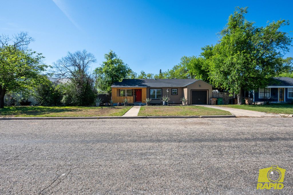 Image 3 of property listing at 925 W Avenue M, San Angelo, TX 76901